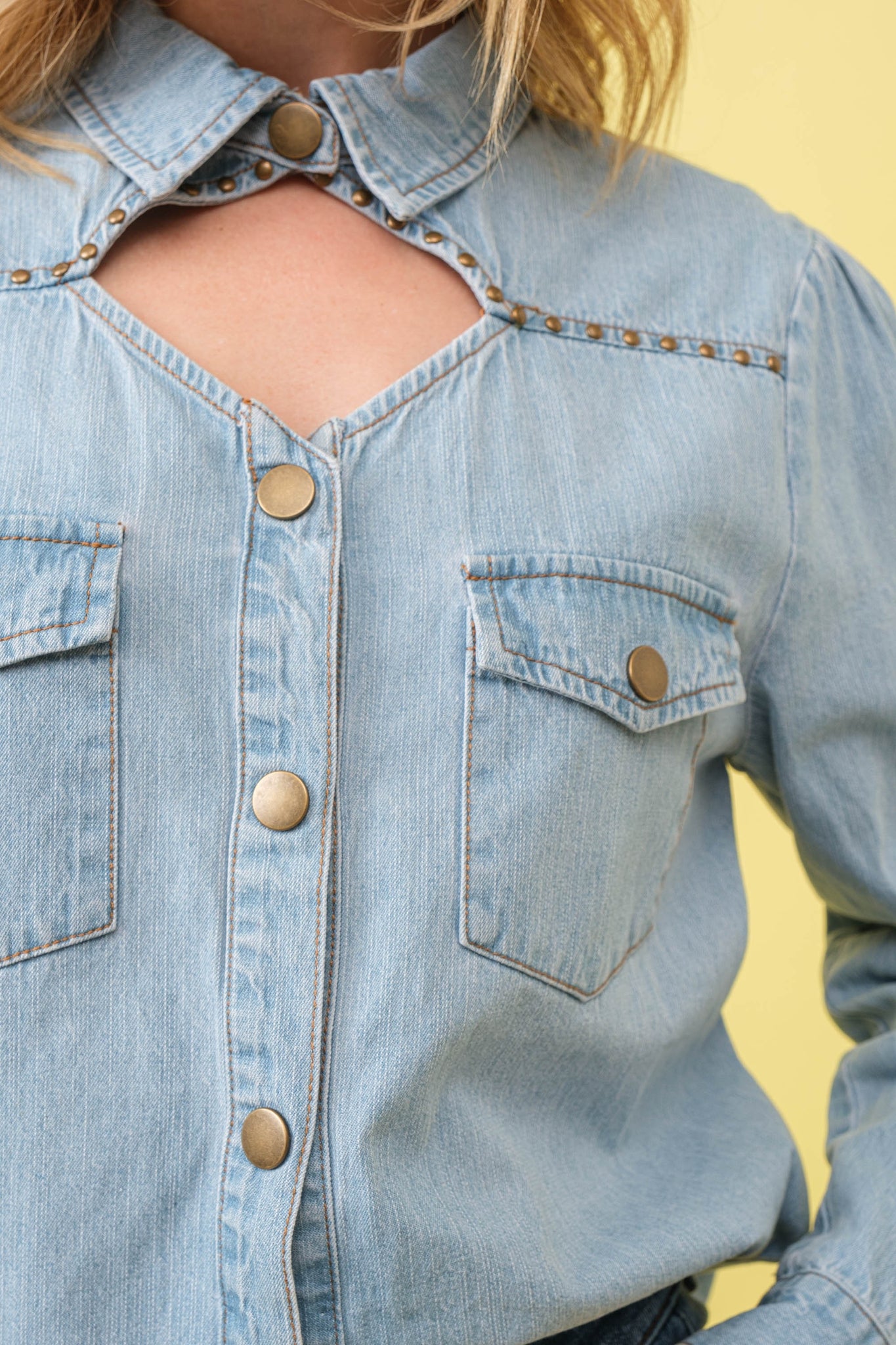 COLLARD DENIM SHIRT