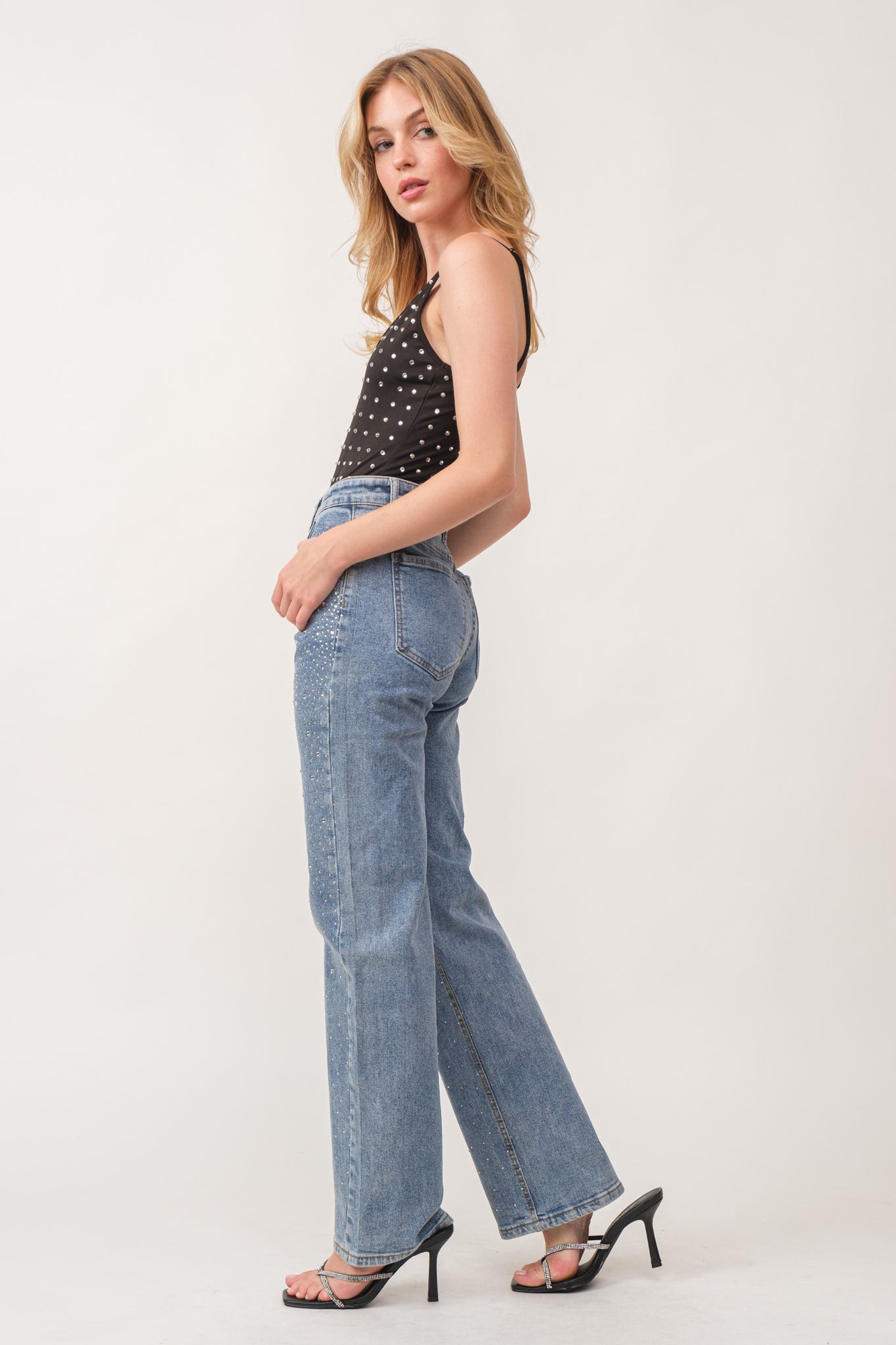 JEANS CON DIAMANTES OSCUROS